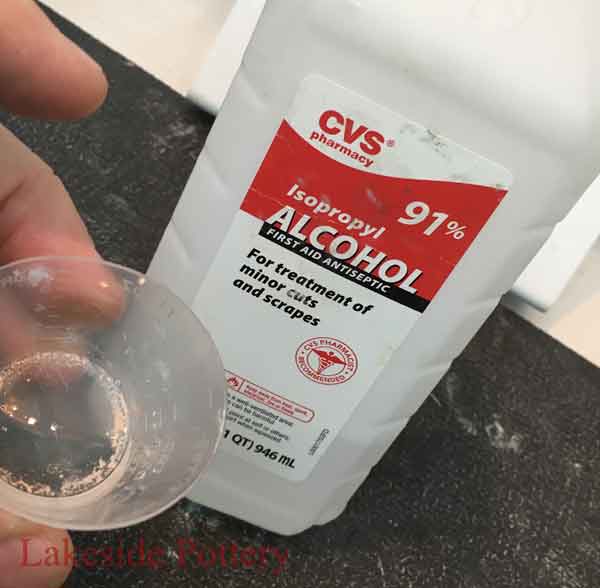 Pour 91% alcohol in a cup